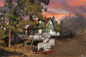 Juniper's Cottage - Secluded hideaway with a large fenced yard giving the feeling of privacy!